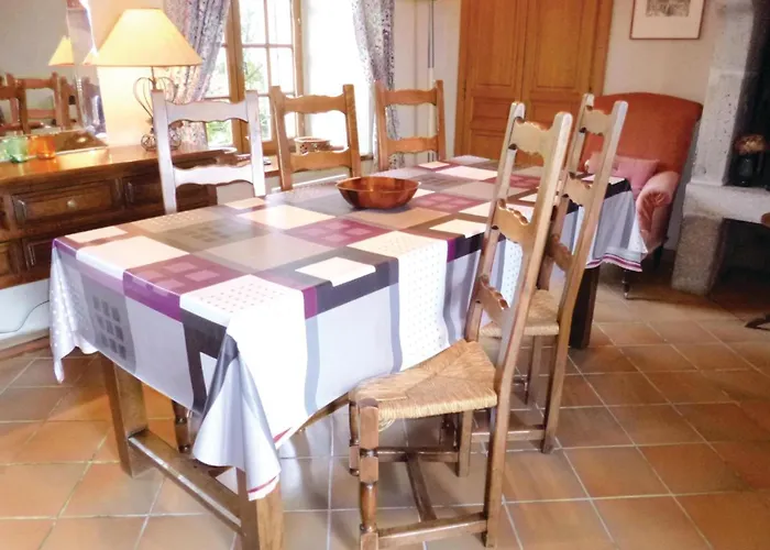 2 Bedroom Awesome In Casa de Férias Morsalines